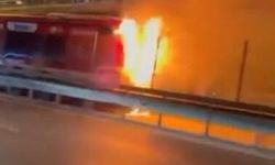 Kağıthane'de metrobüs alevlere teslim oldu, yolcular tahliye edildi