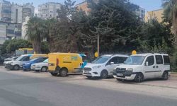 Kaldırımdaki hatalı parklara isyan etti: 'Tekerlekli sandalyeli birisi olarak buradan geçmiş olsam oturur ağlardım'