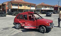 Kamyonetin çarptığı otomobil hurdaya döndü: 1 yaralı