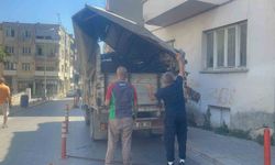 Kamyonetin kasası binanın balkonuna çarptı
