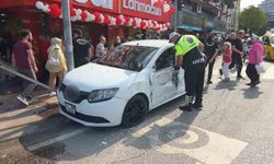 Kamyonun çarptığı otomobil direk ile kamyon arasında sıkıştı: 1 yaralı