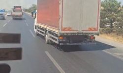 Karayolundaki otluk alanda çıkan yangın ormana sıçramadan söndürüldü
