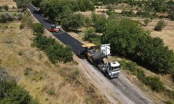 Kastamonu'da köy yolları sıcak asfaltla buluşturuluyor