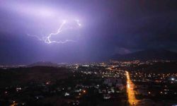 Kayseri'de geceyi şimşekler aydınlattı