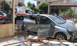 Kaza yapan otomobil fırına girdi