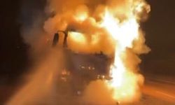 Kilis'te nargile kömürü yüklü tır alevlere teslim oldu