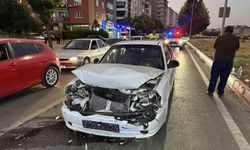 Kırmızı ışıkta bekleyen otomobile çarptı: 3 yaralı