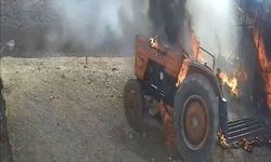 Kısa devre yapan traktör yanarak harekete geçti, saman balyalarını ve hayvanları yaktı