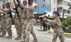 Komandoların gösterisine eşlik eden minik asker izleyenleri mest etti