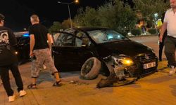 Kontrolden çıkan araç iki otomobile çarptı: 2 yaralı