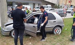 Kontrolden çıkan otomobil beton direğe çarptı: 1 yaralı