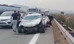 Kontrolden çıkan otomobil tıra ve bariyerlere çarptı: 3 yaralı