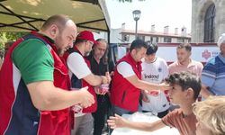Konya'da hayır şartı gereğince vatandaşlara karpuz ikramı yapıldı