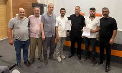 Kula'da Başkan Dönmez'in talimatıyla belediye salonu açılmayınca, komisyonlar dışarıda kaldı