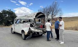 Kulu'da kamyonet ile minibüs çarpıştı