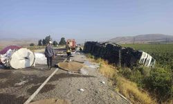 Kumlu'da kaza yapan tırdan yola rulo sac devrildi