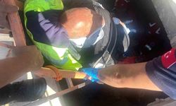 Makine dairesine düşen vatandaş kurtarıldı