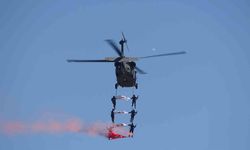 Malazgirt'te jandarma helikopterlerinin gösterisi nefes kesti