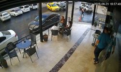 Mardin'de otomobilin kafenin girişine çarptığı anlar kamerada