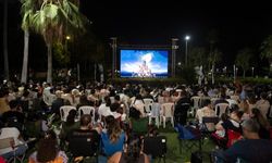 Mersin'de çocuklar yıldızların altında 'Yukarı Bak' filmini izledi