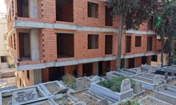 Mezarlık manzaralı sıfır daireler ilginç görüntüler oluşturdu