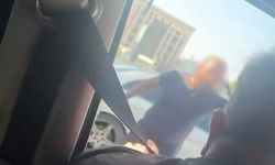 Minibüs şoförü ile otomobil sürücüsü arasındaki gerginlik kamerada