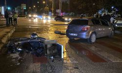 Motosikletle çarpışan otomobil direği yıktı: 5 yaralı