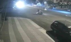 Motosikletteki 2 kişinin ölümden döndüğü kaza kamerada