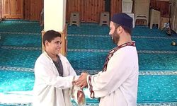 Namaz kılmaya gelen çocuğa imamdan sıcacık davranış