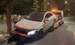Niğde'de otomobil refüjdeki ağaçlara çarptı: 2 yaralı