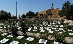 Öğrenciler 510 şehit mezarının taşını okul atölyesinde yapıp mezarları yenilediler