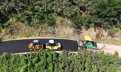 Ordu Büyükşehir, 2 ilçede mahalleleri bağlayan yolu sıcak asfaltla buluşturdu