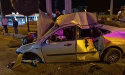 Otomobil direğe çarptı: 4 yaralı
