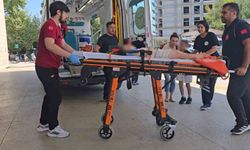 Otomobil motosikletle çarpıştı: 2'si çocuk 3 yaralı