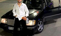 Otomobile ok gibi saplanan motosikletin sürücüsü hafif ticari aracın altında kalarak can verdiği kaza kamerada