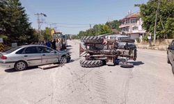 Otomobilin çarptığı traktör yan yattı