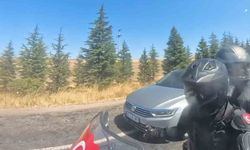 Otomobilin motosikleti sağından tehlikeli geçişi kask kamerasına yansıdı