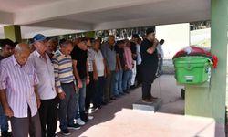 Otomobilin tırın altına girdiği feci kazada can veren Ecem gelinliğiyle son yolculuğuna uğurlandı