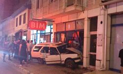 Otomobilin zincir markete daldığı anlar kamerada