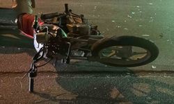 Otomobille çarpışan plakasız motosikletteki iki şahıs toparlayarak kaçtı