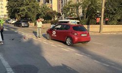 Otomobille çarpışıp savrulan motosiklet başka bir araca çarptı: 2 yaralı