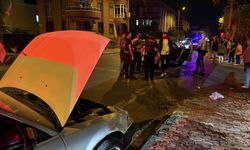 Otomobillerin çarpıştığı kazada sürücülerden biri firar etti: 1'i çocuk, 2 yaralı