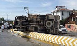 Rampadan inerken kontrolden çıkan kamyon bariyere çarpıp yan yattı