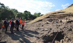 Rektör Hacımüftüoğlu, Parmaksız Kale höyük kazı alanında incelemelerde bulundu