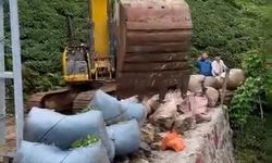 Rize'de iş makinesiyle 'çay taşıma operasyonu'