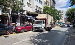 Şair Fuzuli Caddesi çift sıra parktan kurtulamıyor