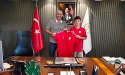 Samsunspor'un genç oyuncusu Kuzey'den Başkan Zencirci'ye forma jesti