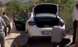 Şarampole giren otomobil halatla kurtarıldı