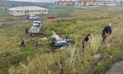 Sarıkamış'ta yağış kazaya neden oldu: Hafif ticari araç şarampole devrildi, 2 yaralı