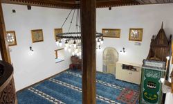 Şavşat'ta tarihi cami Osmanlı tarzı hatlarla bezendi